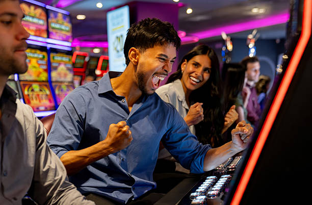 lingkartoto live casino showing blackjack and roulette tables